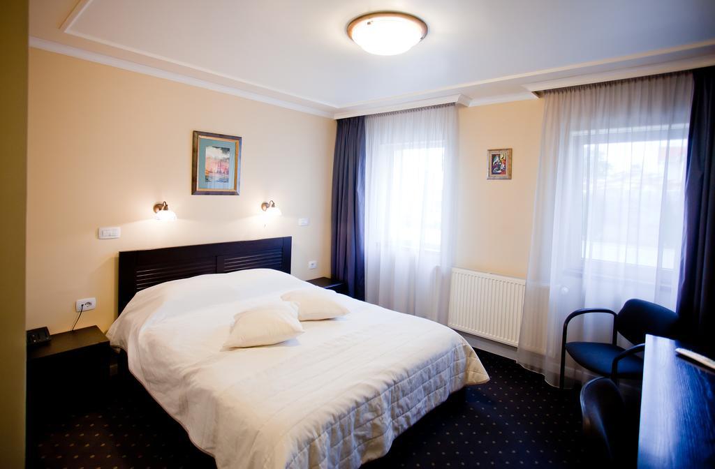 Hotel Parc Tecuci Extérieur photo