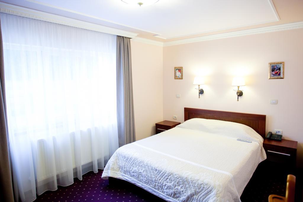 Hotel Parc Tecuci Extérieur photo